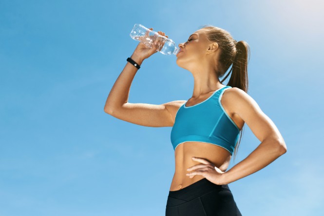 Uống nước nhiều có mập không: Uống nước giúp giảm cân