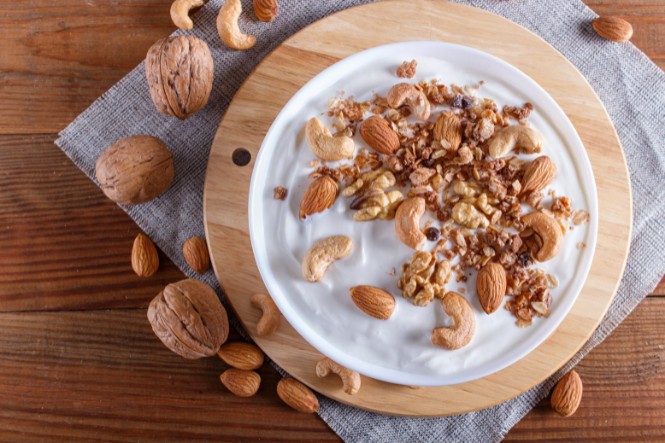 Yến mạch sữa chua ăn sáng với cách loại hạt