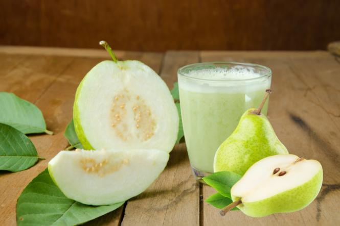 Nước ép ngon miệng từ ổi và quả lê