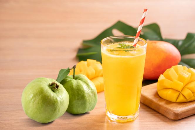 Nước ép thơm ngon từ xoài và ổi