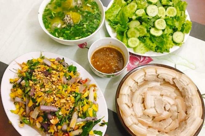 Thực đơn cơm gia đình ngày 18