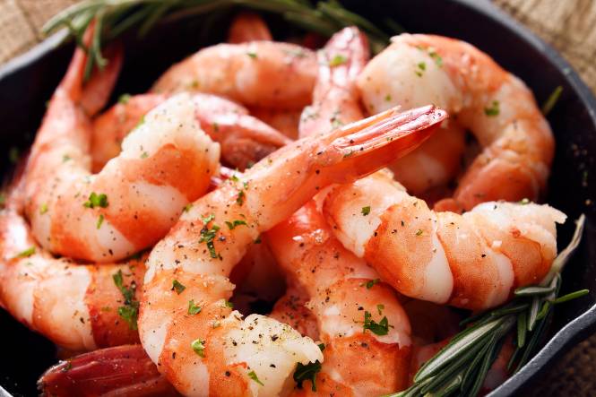 Tách đầu, tách chỉ đen lưng tôm trước khi ăn