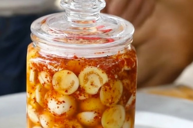 Nên muối cà trong hũ thuỷ tinh