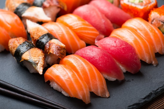 Quan sát kỹ miếng sushi trước khi ăn