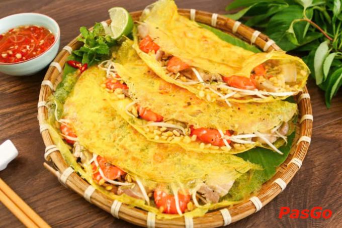 Chiếc bánh xèo to tròn vàng ươm bên rau sống
