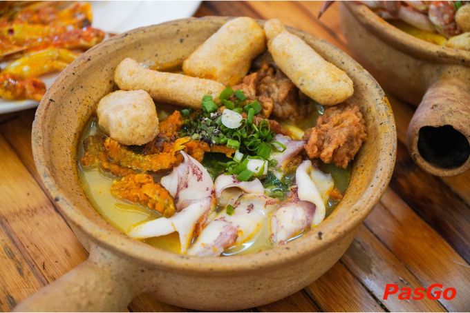 Tô bánh canh ghẹ hấp dẫn tại quán Muối Ớt Xanh