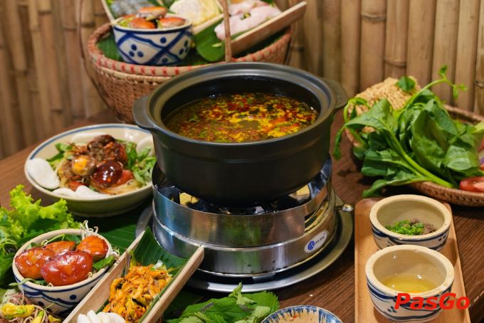 Lẩu riêu cua nóng hổi tại Tám Riêu