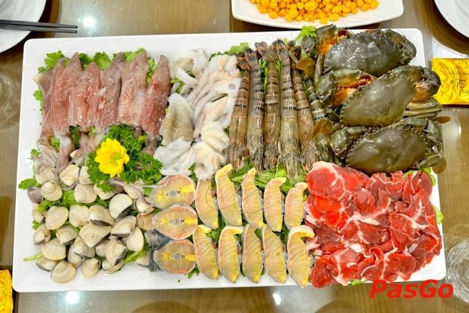 Hải sản Vĩnh Yên tươi sống được chế biến và trang trí công phu