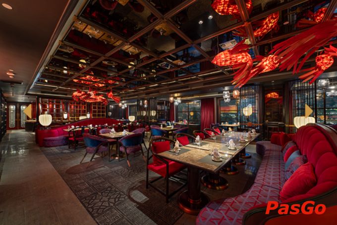 Không gian ngập tràn sắc đỏ tại Le Place