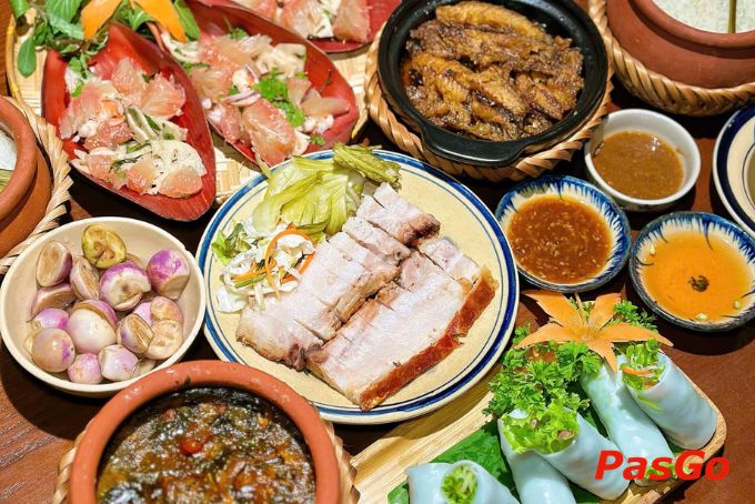 Mâm cơm tròn vị tại Nón Quai Thao