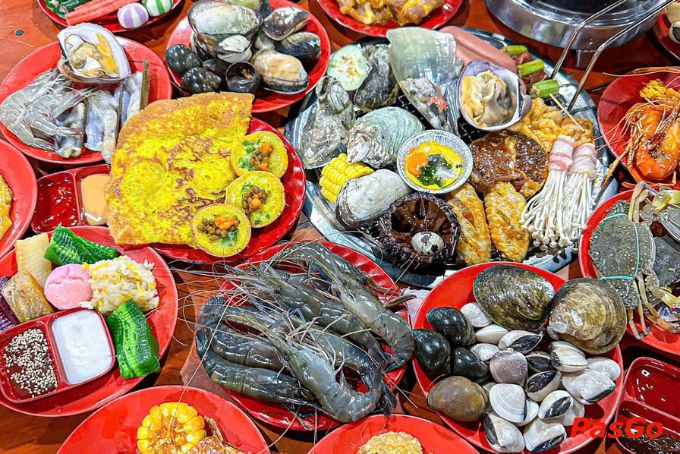 Quán buffet Rạch Giá với hải sản tươi sống được trưng bày bắt mắt