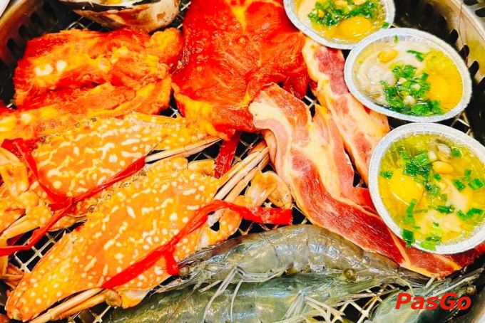 Không gian rộng rãi và bàn tiệc buffet Phú Thọ đa dạng tại Lẩu & Nướng Hải Sản Thiên Ân