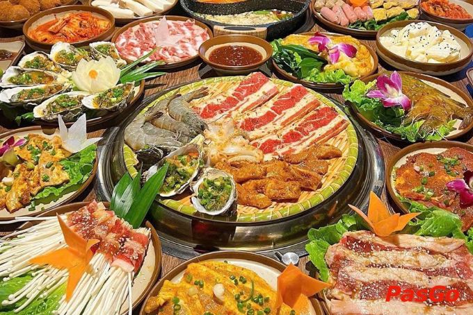Đĩa thịt sốt đậm đà và quầy buffet hấp dẫn tại Kong Buffet