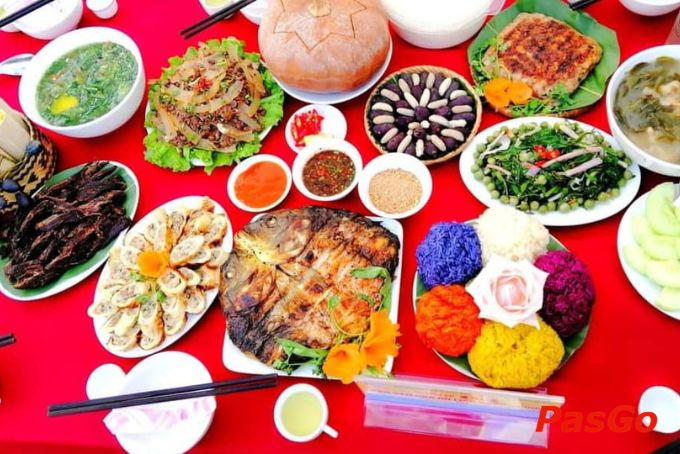 Bữa cơm dân tộc Thái đầy đủ màu sắc tại Nhà hàng Văn Phong