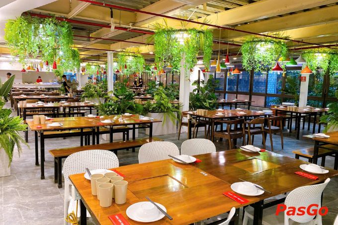 Bia Đức Trọc nổi bật với không gian lớn và thực đơn đa dạng