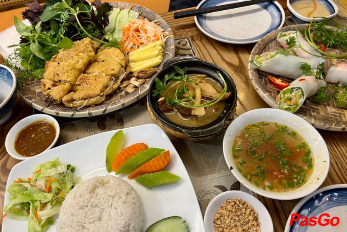 Các quán ăn, nhà hàng lân cận Xin Chào | 32 P. Tạ Hiện: Lựa chọn ẩm thực đa dạng trong khu phố cổ. Giới thiệu các quán ăn, nhà hàng ngon và nổi tiếng xung quanh Xin Chào, từ các món ăn truyền thống Việt Nam đến các món ăn quốc tế.