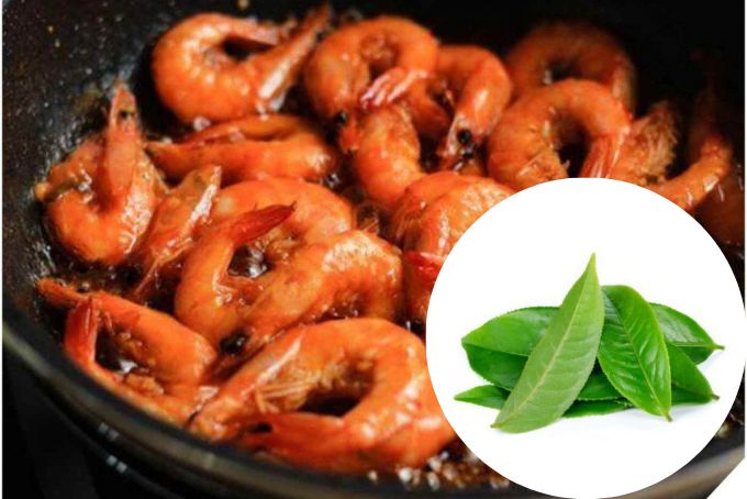 cách rang tôm ngon với lá trà xanh
