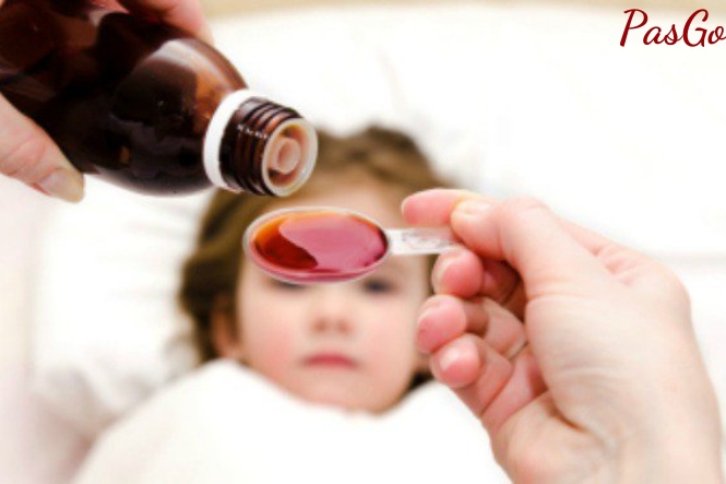 Nếu trẻ sốt cao trên 38,5 độ C, mẹ nên sử dụng thuốc hạ sốt cho con