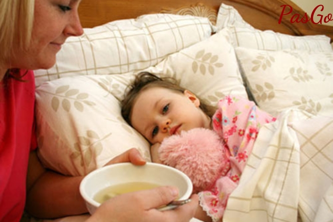 Cho trẻ bị cảm cúm ăn các món nóng và dễ tiêu