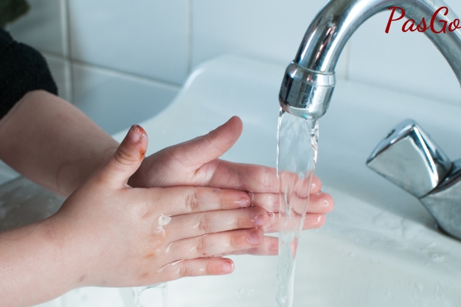 Khuyến khích trẻ rửa tay sạch sẽ mỗi ngày để phòng tráng cảm cúm