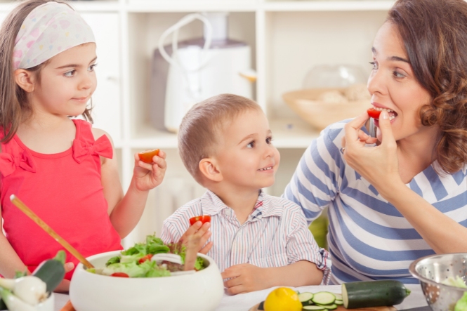 Cha mẹ cũng vui vẻ khi ăn rau để làm gương cho trẻ