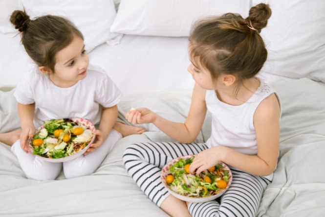 Khuyến khích trẻ ăn nhiều rau xanh để không bị táo bón