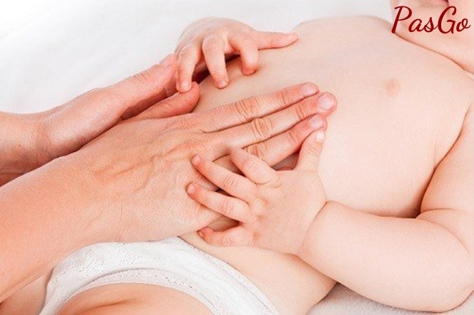Mát xa bụng giúp con dễ chịu hơn trong thời kỳ giãn ruột sinh lý