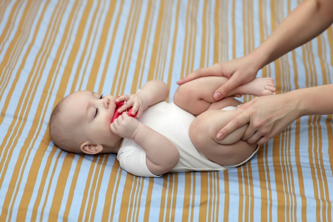 Giúp bé vận động nhiều hơn để giảm táo bón