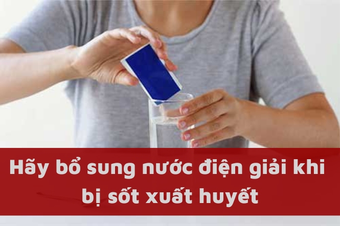 Người bị sốt xuất huyết cần được bổ sung đủ nước điện giải