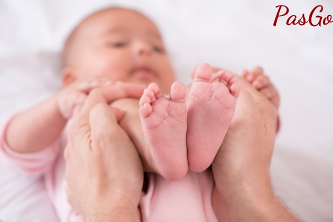 Thực hiện các động tác chân giúp kích thích nhu động ruột của trẻ