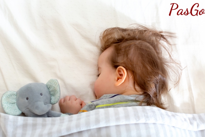 Ngủ đủ 12-14 tiếng mỗi ngày giúp trẻ 2 tuổi nạp đủ năng lượng