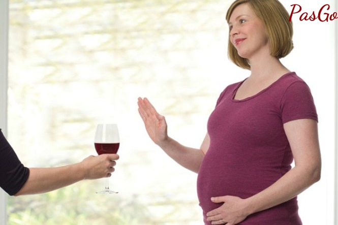 Khi mang thai, mẹ bầu cần tránh hoàn toàn rượu bia