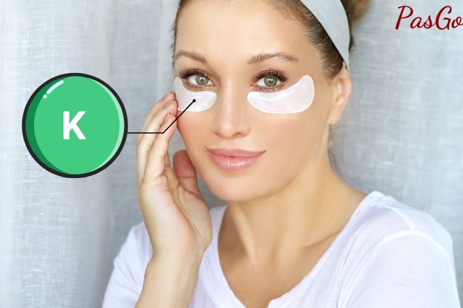 Vitamin K có tác dụng gì với làn da: Làm giảm quầng thâm dưới mí mắt