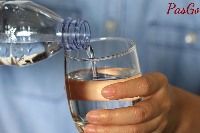 Cách làm mặt hết đỏ sau khi uống bia: Uống thêm nước lọc hoặc nước ép