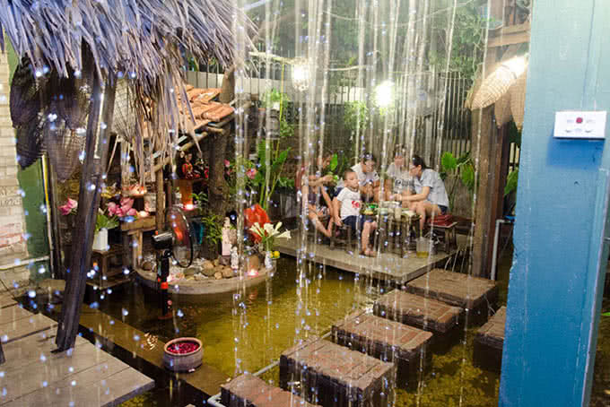 Không gian khi thì lãng mạn bay bổng - ao quán đông tác