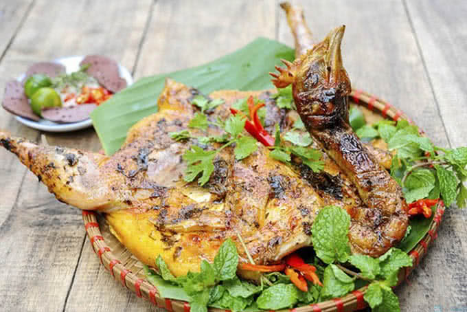 Gà quê nướng ao quán ngõ 19 đông tác