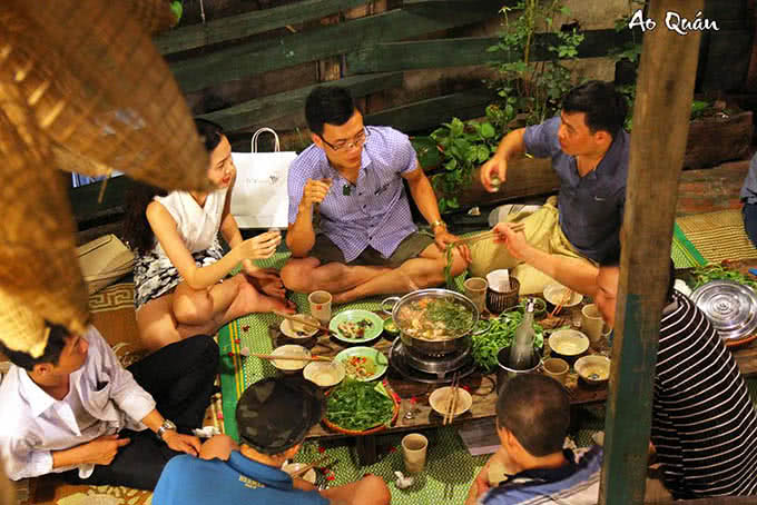 Không gian ấm cúng bên nồi lẩu - Nhà hàng ao quán ngõ 19 đông tác