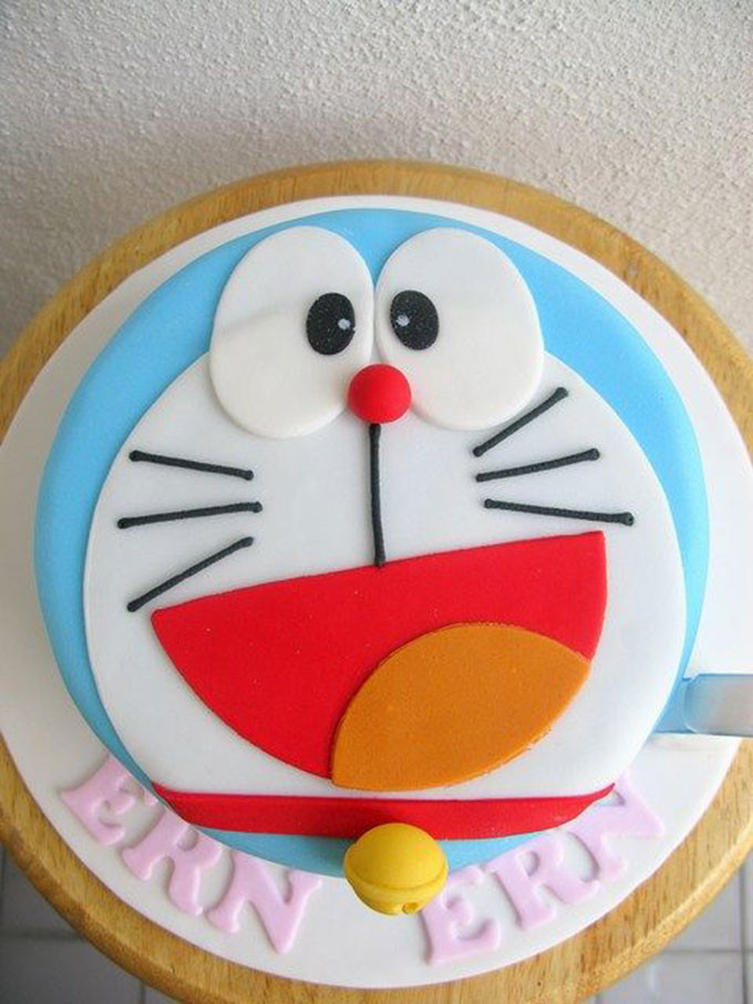 Với bánh kem hình Doremon tuyệt đẹp, bạn sẽ không muốn nói lời tạm biệt với chiếc bánh lúc nào cả! Bạn sẽ được chứng kiến tình yêu giữa chú mèo máy và chú chuột xanh, qua bữa tiệc tuyệt vời của bạn!