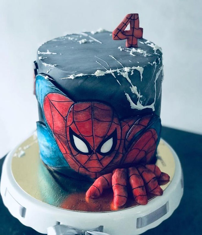 Bánh sinh nhật người nhện thật đặc biệt với hình ảnh siêu anh hùng Người Nhện trên đó. Bạn sẽ không thể rời mắt khỏi món bánh tuyệt đẹp này và sẽ muốn chụp ảnh với nó để tưởng nhớ khoảnh khắc đặc biệt trong đời.