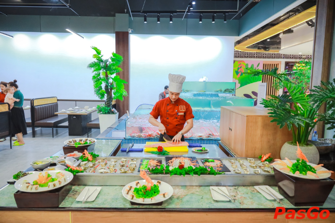 Đầu bếp chế biến sashimi trực tiếp, món Nhật hấp dẫn tại buffet lẩu nướng Thái Nguyên.