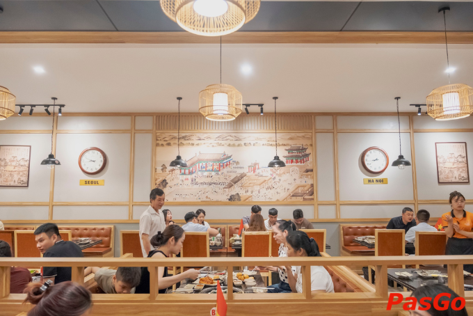 Không gian quán Rồng Vàng ấm cúng, bàn ghế rộng rãi, sạch sẽ – thích hợp tụ họp nhóm bạn