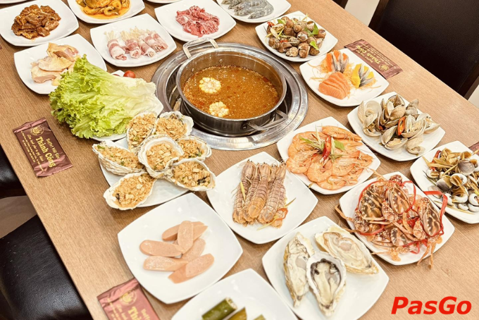 Buffet lẩu hải sản đầy đặn, lựa chọn hoàn hảo khi đi nhóm đông người.