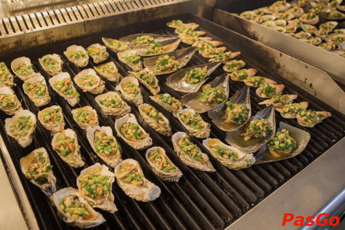 Hàu nướng mỡ hành béo ngậy, món “best seller” tại buffet.