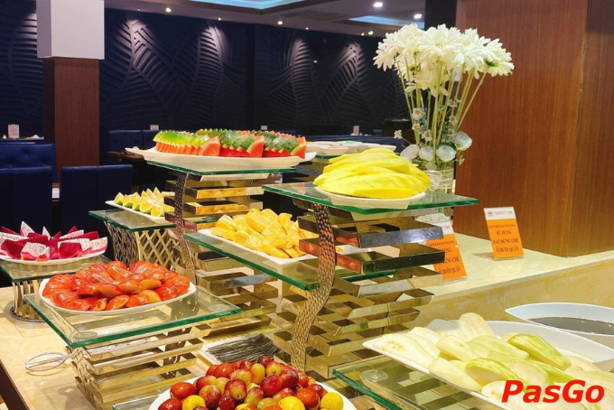 Quầy trái cây tráng miệng đa dạng, kết thúc ngọt ngào cho bữa ăn.