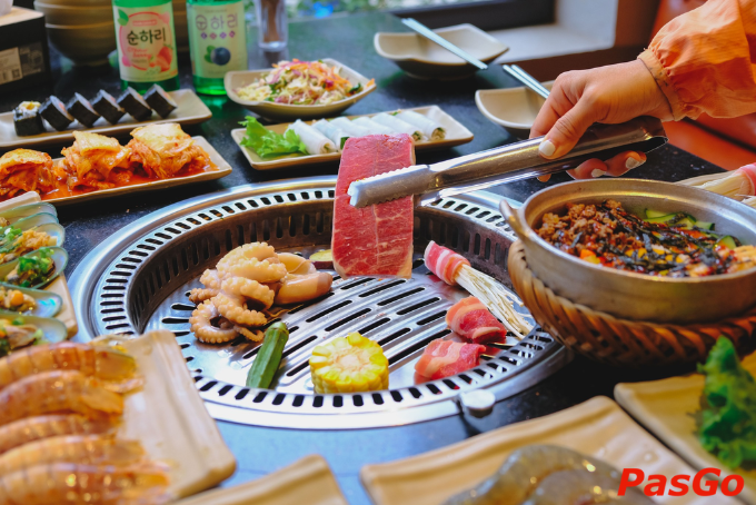 Trải nghiệm nướng thịt và hải sản tại bàn, đậm chất Hàn Quốc với nguyên liệu tươi và món ăn kèm đa dạng.