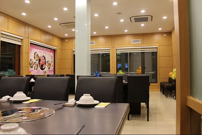  Chất liệu từ gỗ sồi già của nhà hàng chen giảng võ 