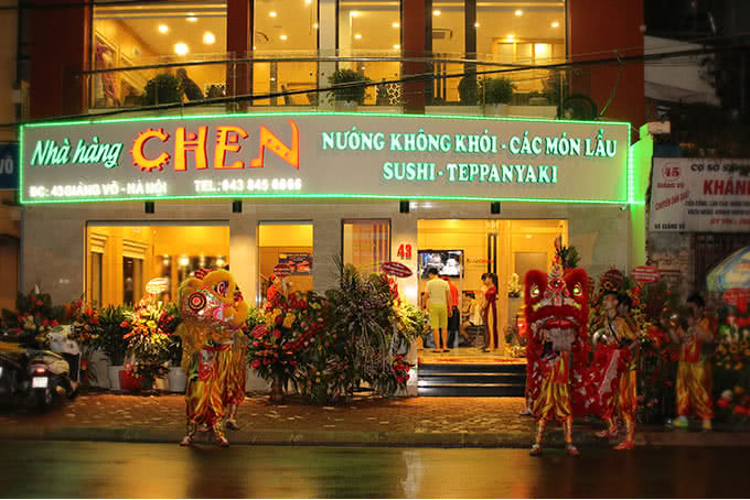 Mặt tiền nhà hàng chen giảng võ