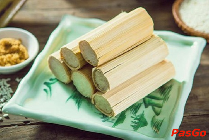 Cơm lam nướng ống tre – Món đặc sản Sơn La dẻo thơm, đậm vị núi rừng.