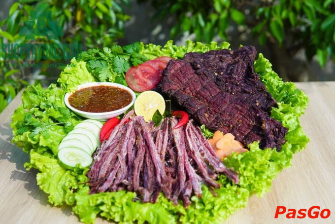 Thịt trâu gác bếp – Món ăn đặc sản Sơn La đậm vị khói, dai mềm hấp dẫn.