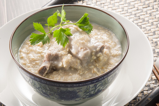 Cháo yến mạch nấu với sườn heo (sườn lợn) giúp giảm cân hiệu quả